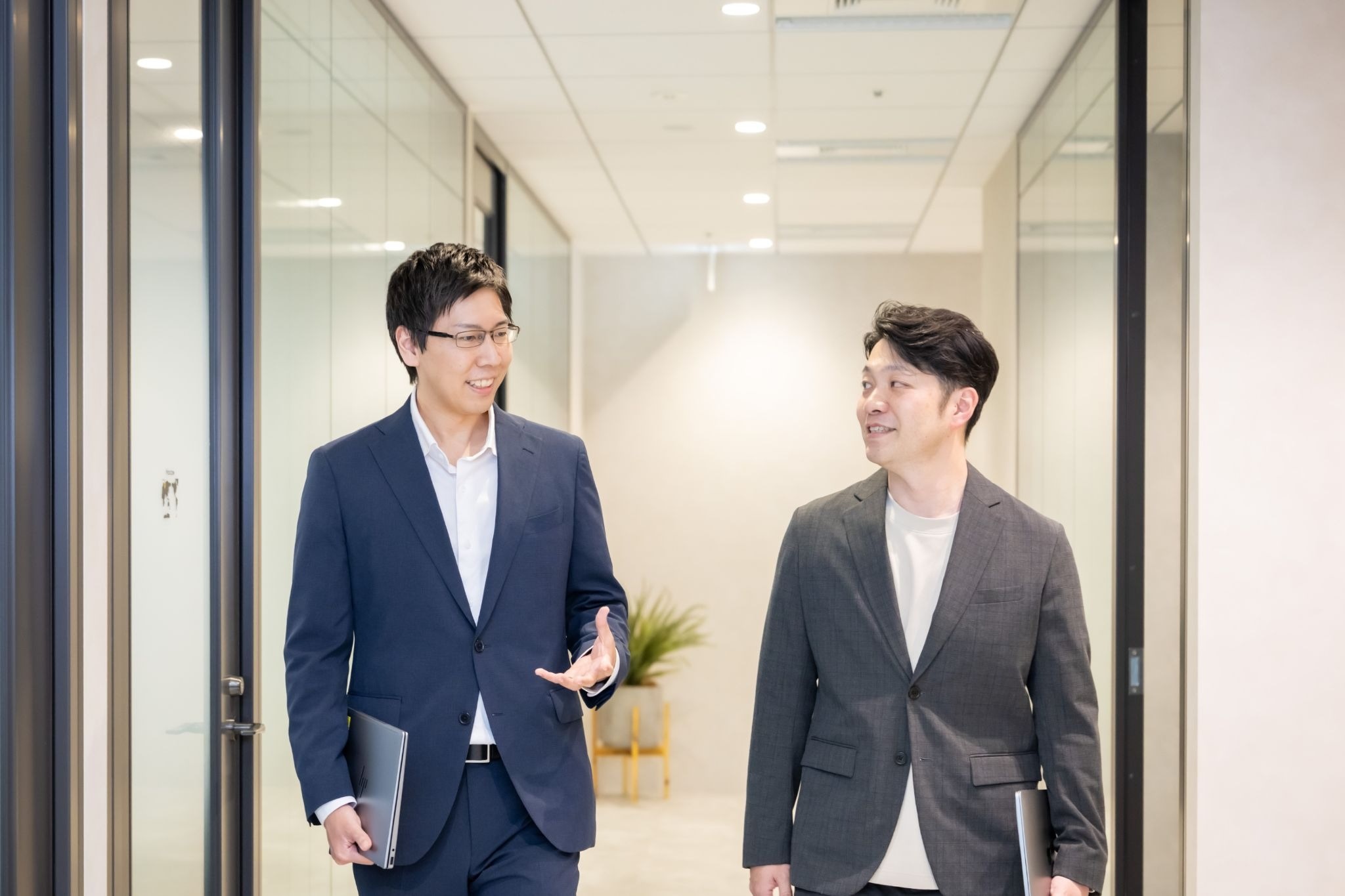 上西さん　竹原さん　会議室前.jpg