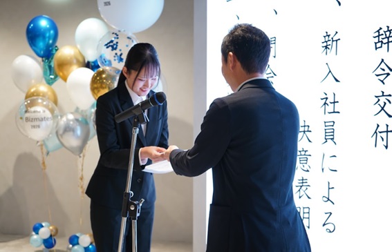 26入社式 女性写真.jpg